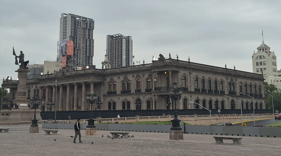Amurallan Palacio de Gobierno por marcha de mujeres 1 588245243 1375652447243303 4012643436767987488 n