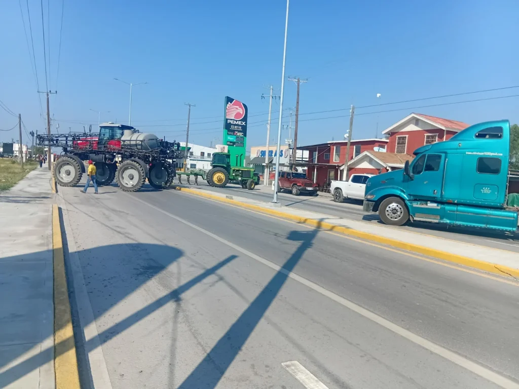 Agricultores bloquean carreteras en Díaz Ordaz; llaman a conductores a extremar precauciones 1 589151002 1196757322371658 2809109361248658628 n