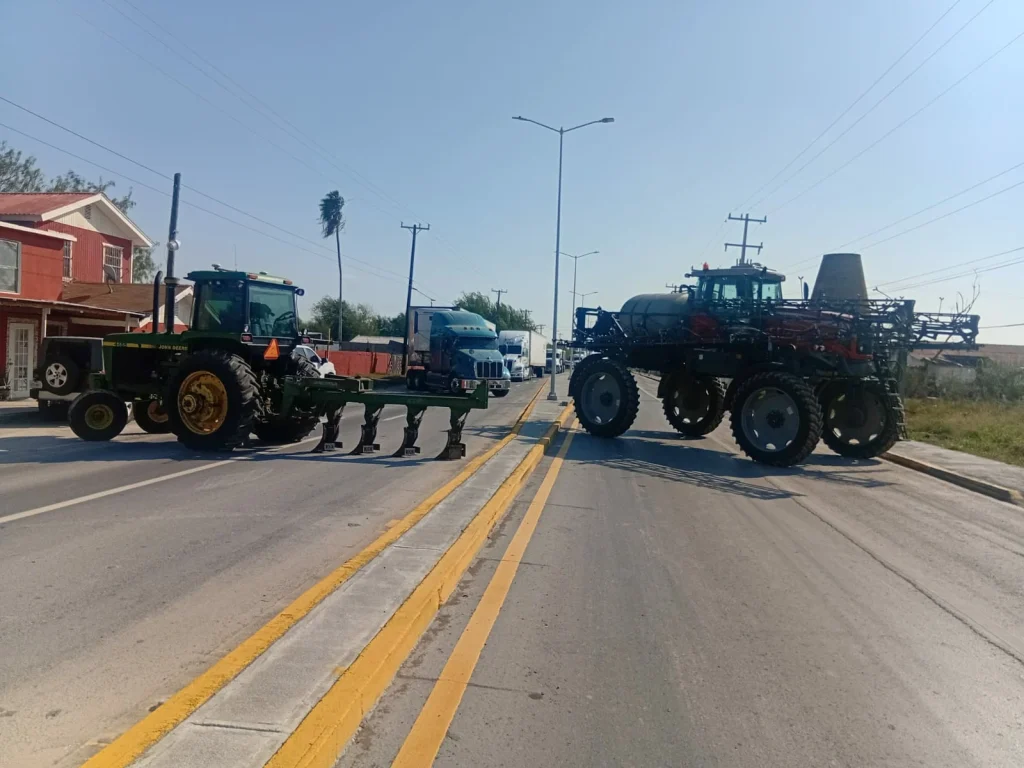 Agricultores bloquean carreteras en Díaz Ordaz; llaman a conductores a extremar precauciones 3 589512453 2112676136213550 3226313923682484481 n