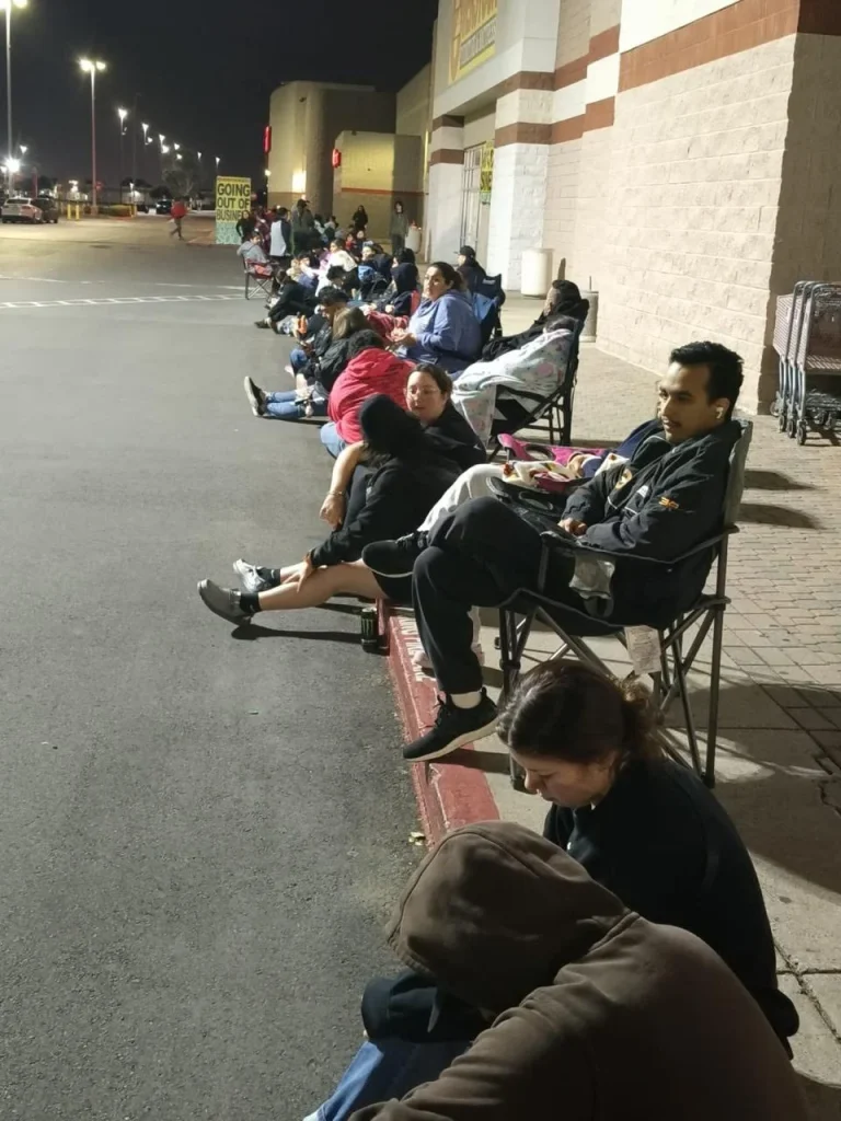 Duermen afuera de tiendas de McAllen para lograr ofertas por ‘Black Friday’ 1 589904725 830888473176996 1603428203716436393 n