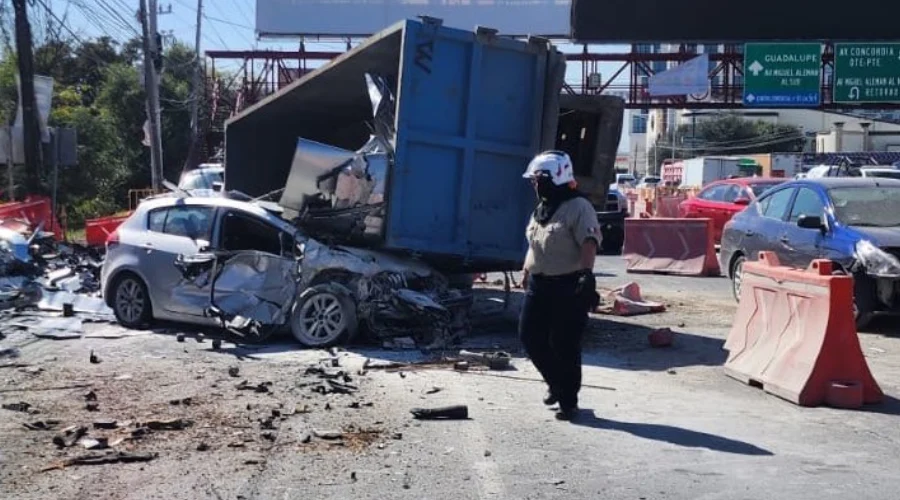 Accidente con prensado colapsa tráfico en Miguel Alemán, en Apodaca