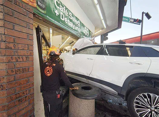 Camioneta se 'estampa' contra 7-Eleven; tripulantes huyen 1 CHOQUE 2