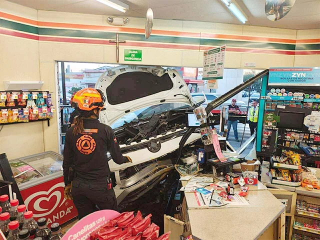 Camioneta se 'estampa' contra 7-Eleven; tripulantes huyen 2 CHOQUE 3