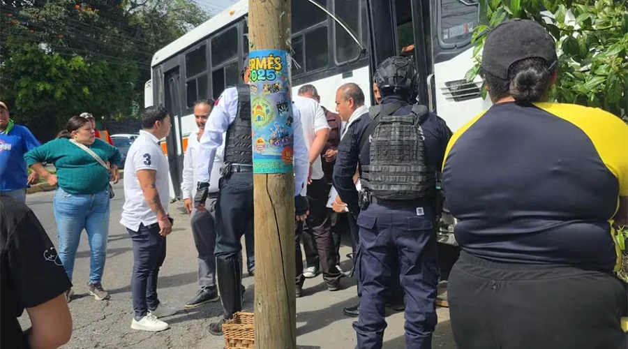 Choca microbús contra pizzería en Cuernavaca; hay 20 heridos 1 CHOQUE 99