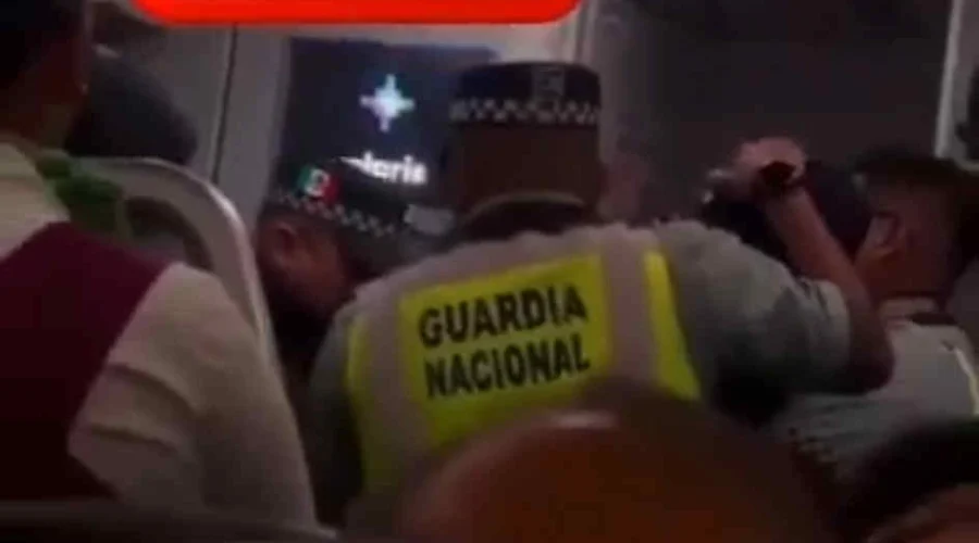 Captan en video el arresto a pasajero violento durante vuelo de Volaris
