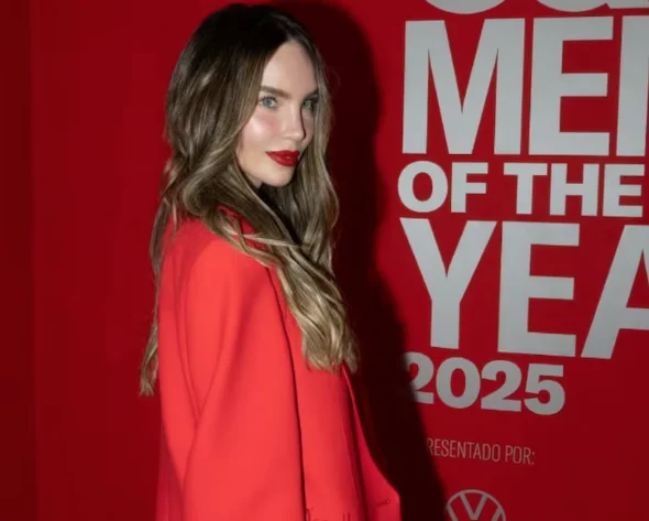 Belinda impone tendencia con elegante traje rojo con plumas 1 Captura de pantalla 2025 11 22 a las 12.04.22 p.m