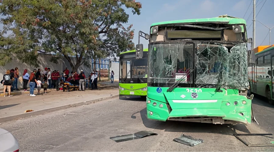 Chocan camiones y trailer en Escobedo; reportan lesionados