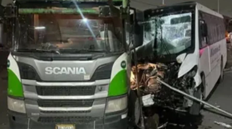 Choque entre camión de basura y transporte de personal deja 15 heridos en Apodaca