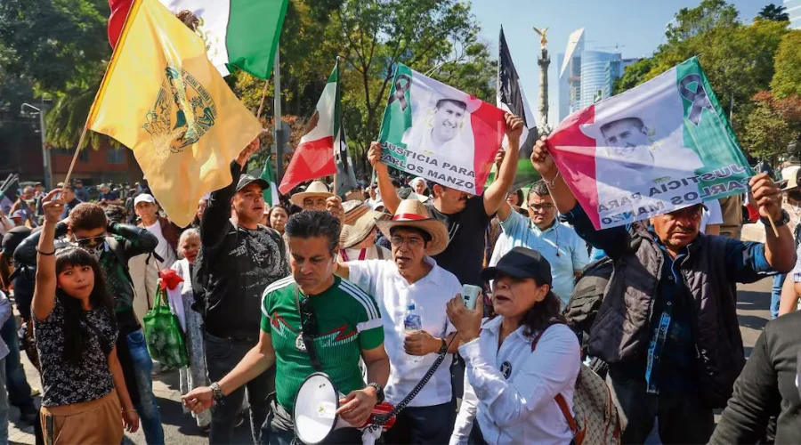 Congreso de CDMX alista investigación de marcha Generación Z 1 Con banderas de Mexico intervenidas con el emblema de One Piece e imagenes de la Virgen de Guadalupe mas de 150 integrantes del Movimiento del Sombrero y la Generacion Z caminaron por Paseo de la