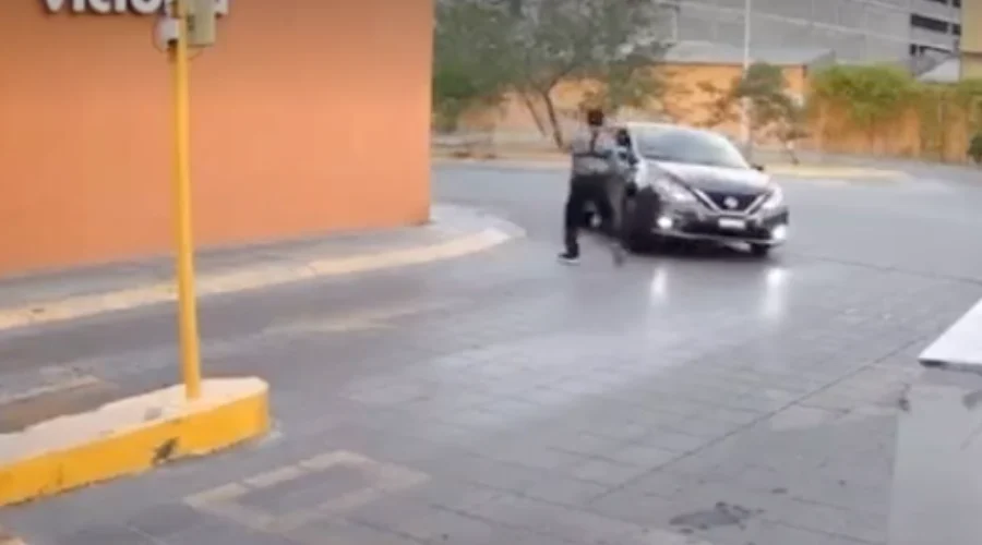 Conductor de aplicación intenta atropellar a guardia en Monterrey
