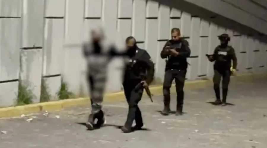 Detienen a dos ladrones de autopartes en Monterrey