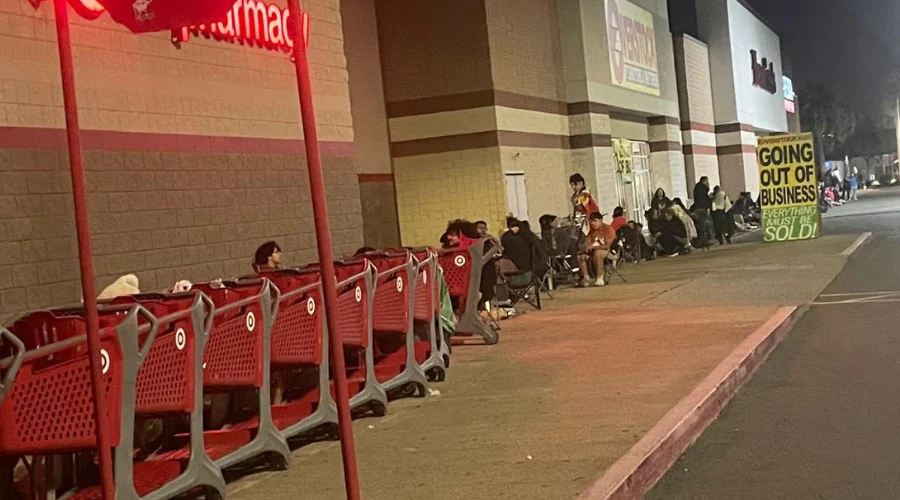Duermen afuera de tiendas de McAllen para lograr ofertas por ‘Black Friday’