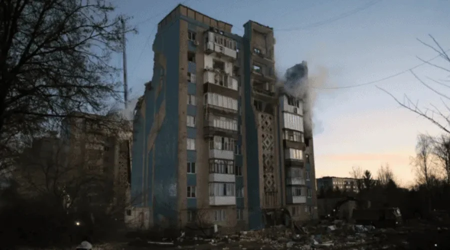 Masivo bombardeo ruso deja 20 muertos en Ternópil