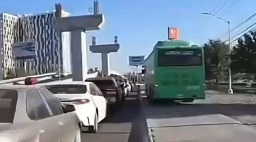 Motociclista exhibe a camión circulando por la banqueta en Apodaca.