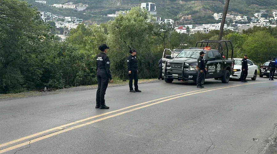 Rescatan a tripulantes de un automóvil desbarrancado al sur de Monterrey 1 POLICiA MTY