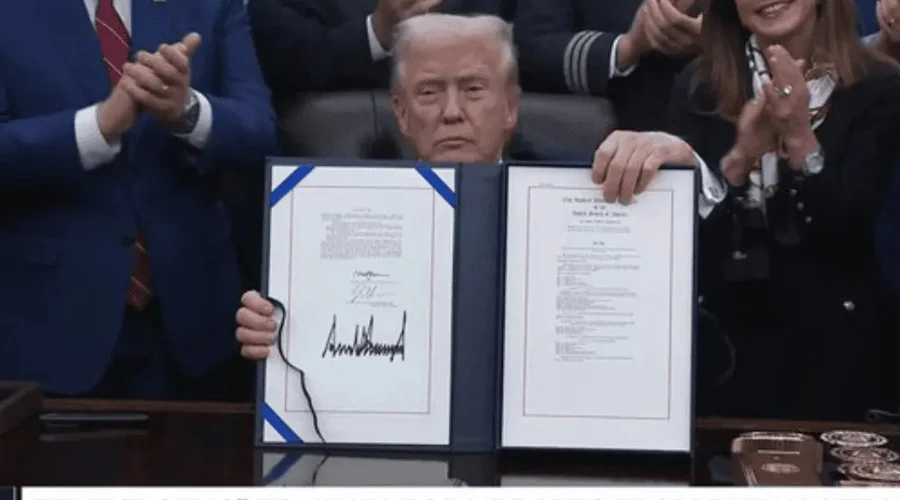 Trump firma ley que pone fin al cierre de Gobierno más largo