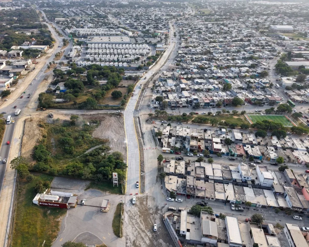 Félix Arratia beneficia a 100 mil habitantes con pavimentación de Camino a las Espinas 2 WhatsApp Image 2025 11 25 at 3.18.27 PM 2