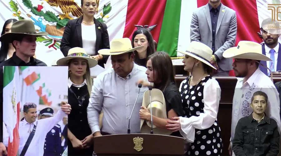 'Apagaron su luz y su vida pero no lo callarán', dijo Grecia Quiroz, alcaldesa de Uruapan 1 tom