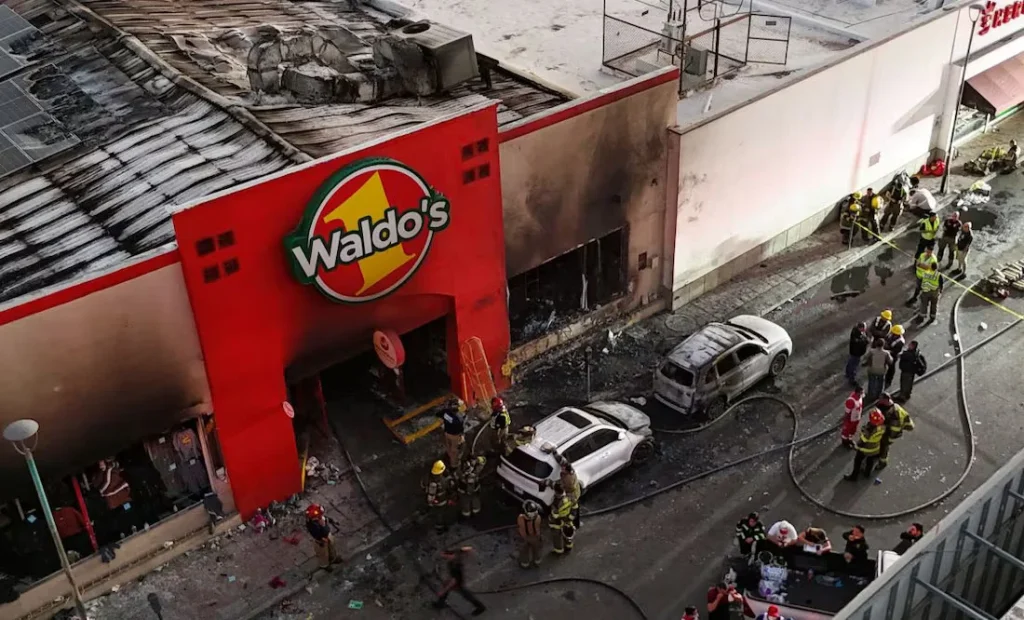 Joel se despide de su esposa embarazada tras la explosión en Waldo's 1 waldos2