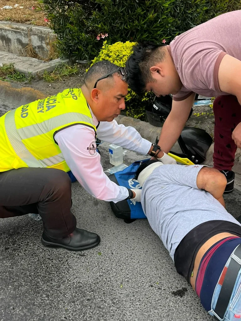 Oficial de Tránsito de Monterrey auxilia a motociclista lesionado; ambulancia no llega 2 582284577 2014672159116601 2441135940368364198 n