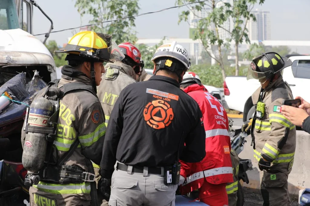 Bomberos hacen dramático rescate en Monterrey 5 589544364 707487479084042 7413517852330559665 n