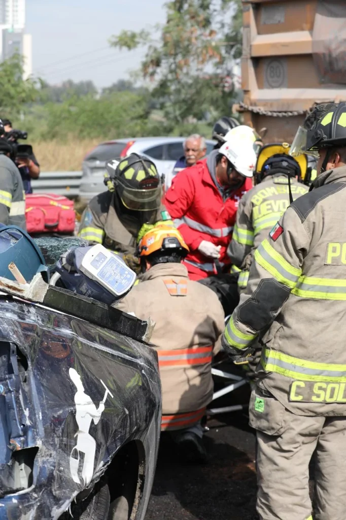 Bomberos hacen dramático rescate en Monterrey 1 590206314 1965594857339992 437796995798348498 n