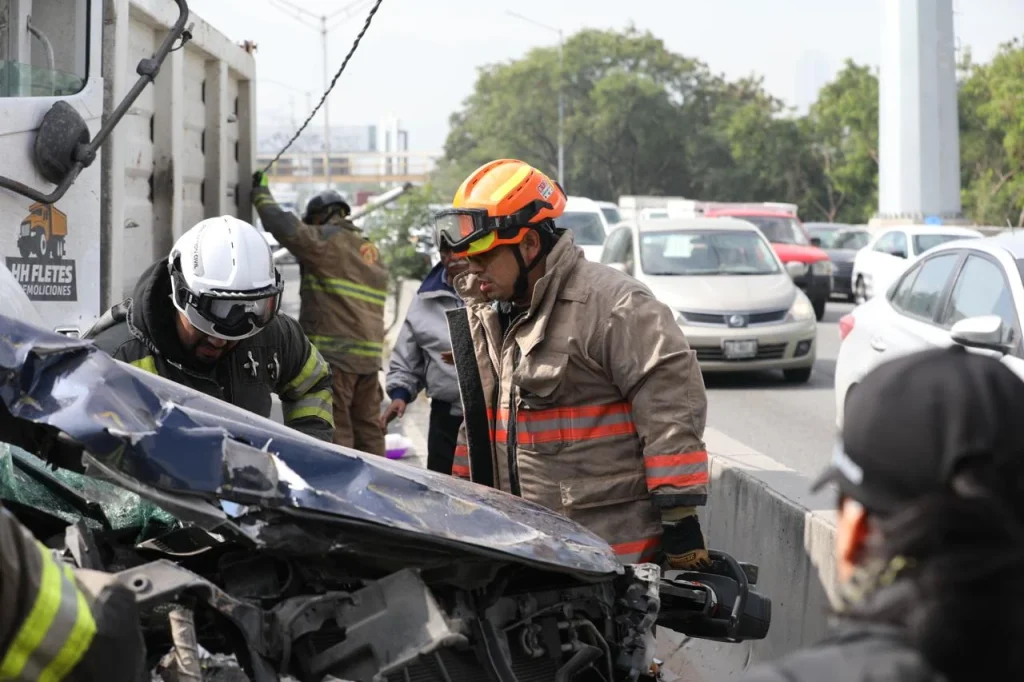 Bomberos hacen dramático rescate en Monterrey 4 590213520 1879718859291630 4738671424983436532 n