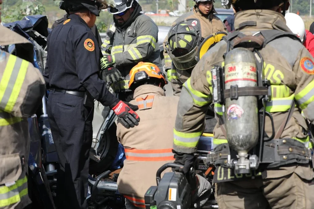 Bomberos hacen dramático rescate en Monterrey 2 591176444 2056742131826660 283211142565747660 n