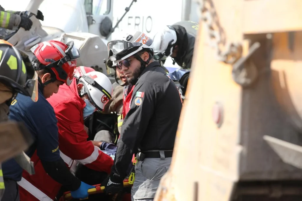 Bomberos hacen dramático rescate en Monterrey 3 591938758 1907069213564720 7763623486520894933 n