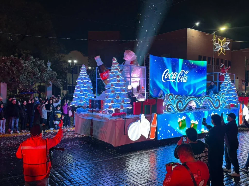 Caravana Coca-Cola lleva la Navidad a las calles de Monterrey 4 594783828 122158418384831749 2514750032088042241 n