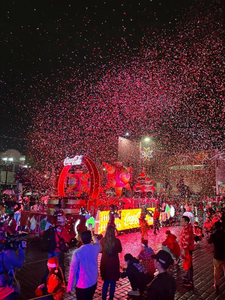 Caravana Coca-Cola lleva la Navidad a las calles de Monterrey 3 594968028 122158418348831749 394385700900462672 n