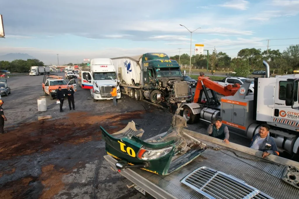 Choque de trailers provoca caos vial en Guadalupe 1 595251439 1978056009590867 1725045645092115832 n