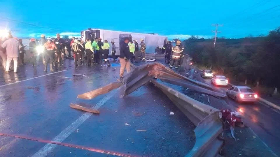 Hay tres personas graves tras volcadura de camión en Apodaca 1 597083263 2076386413191145 7236568087700098708 n