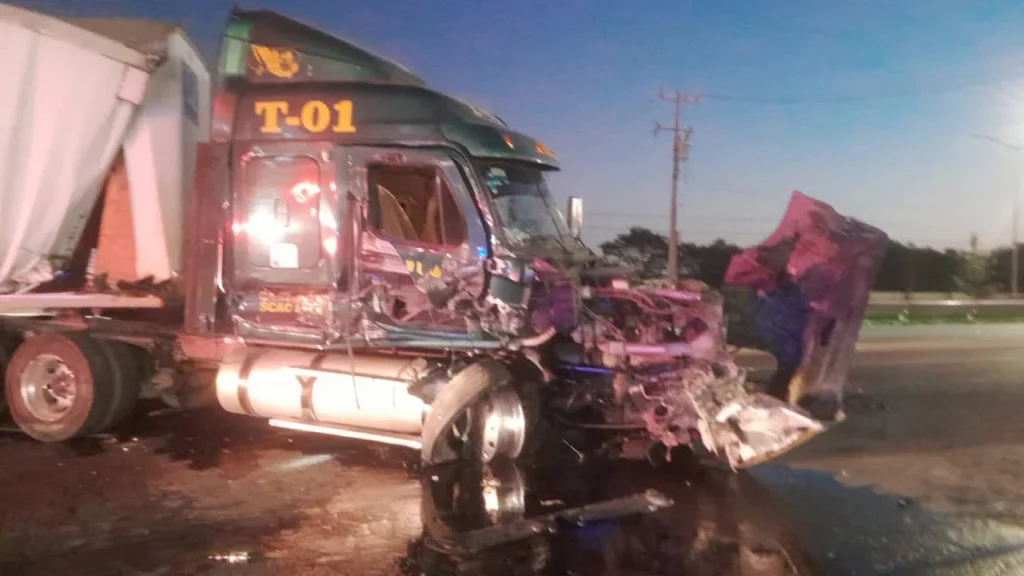 Choque de trailers provoca caos vial en Guadalupe 6 597155179 2139849280094062 5346231358603772039 n