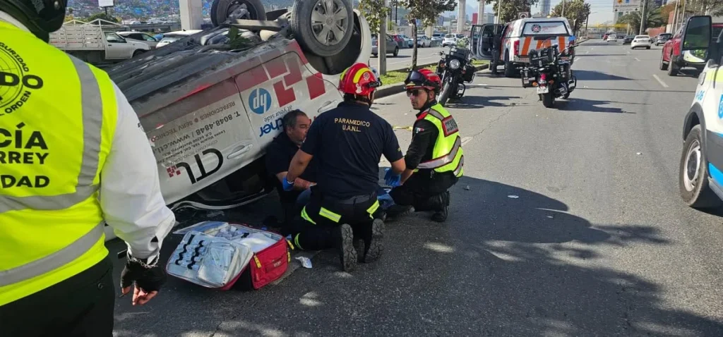 Conductor vuelca su auto y sale ileso en Monterrey 1 597296203 4201102863472932 1249036667289856100 n
