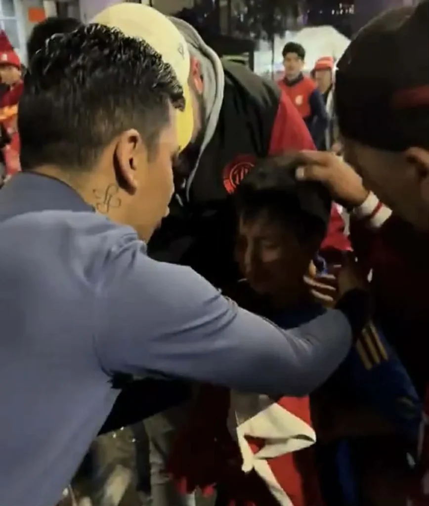Aficionados de Toluca consuelan a pequeño tigre tras final 1 597991314 897281102739606 2223250872537558609 n