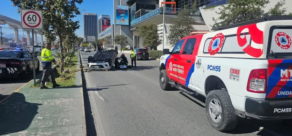 Conductor vuelca su auto y sale ileso en Monterrey 3 598036000 1333476525460838 2433014440259999883 n