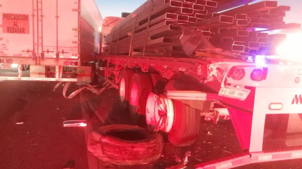 Choque de trailers provoca caos vial en Guadalupe 4 598420744 817537024437095 5101280540457361736 n