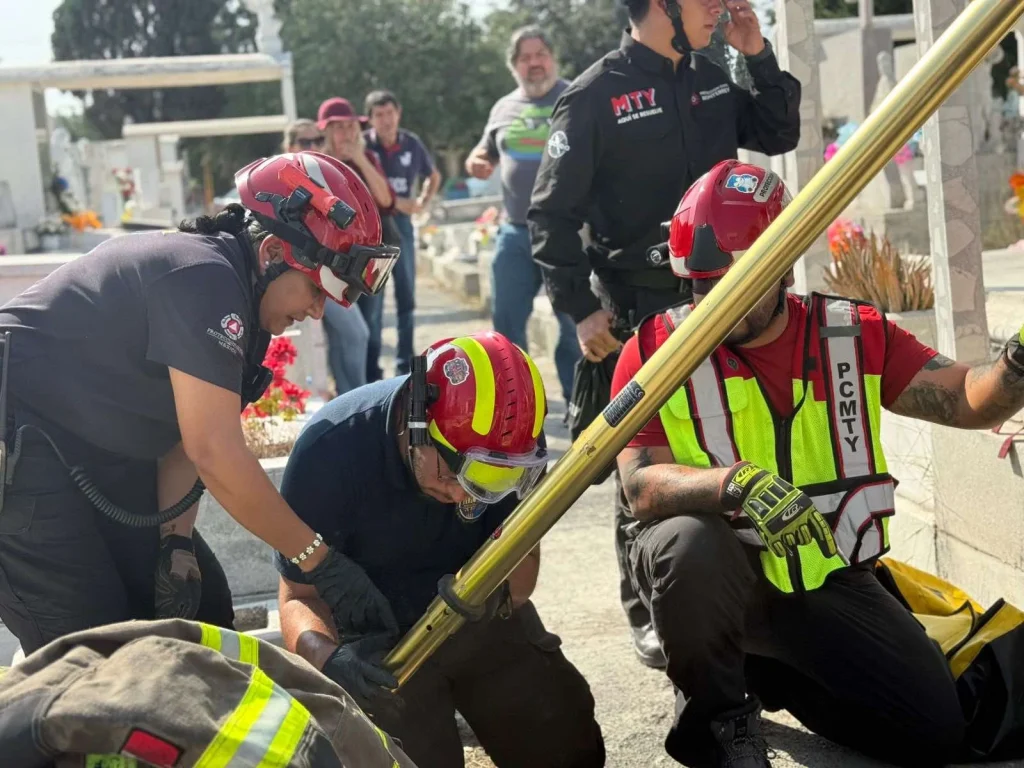 Cae abuelito en tumba mientras la limpiaba en Monterrey 2 598638217 1667747537532237 7415600282711597522 n