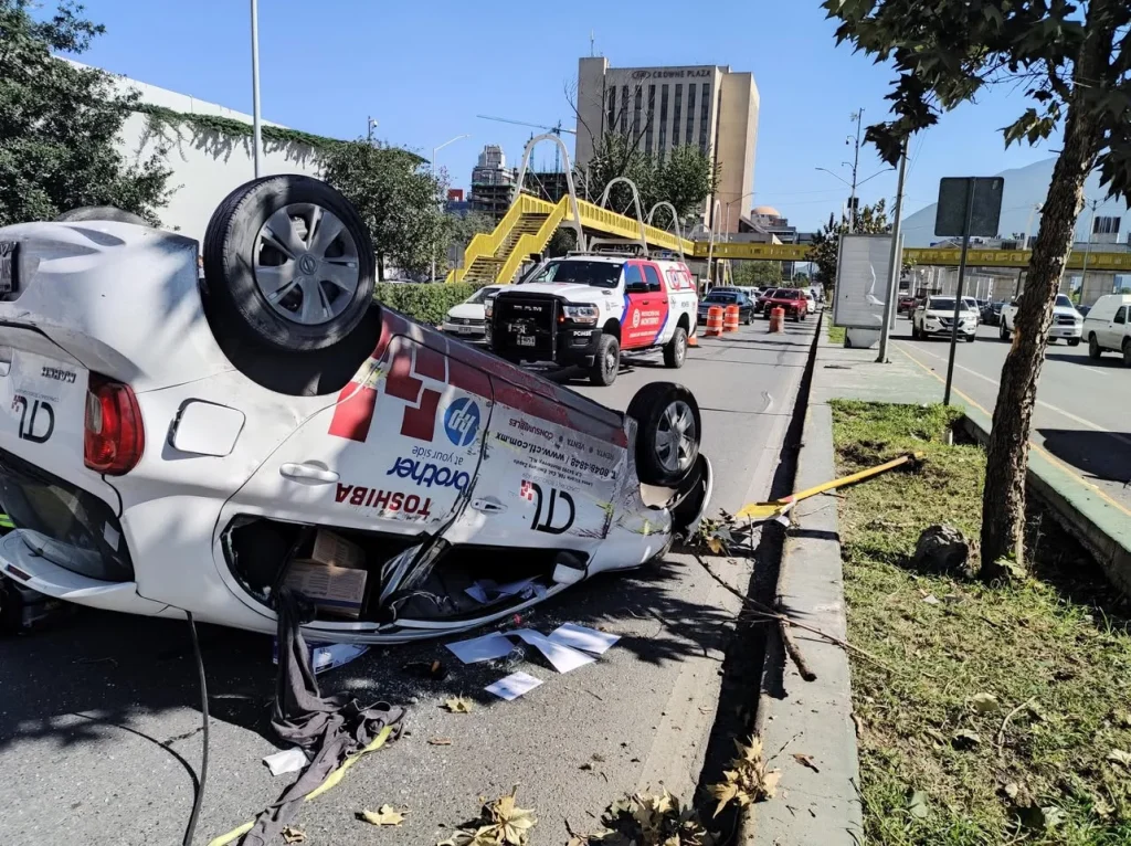 Conductor vuelca su auto y sale ileso en Monterrey 2 598700173 1462093108916220 720834541422609922 n