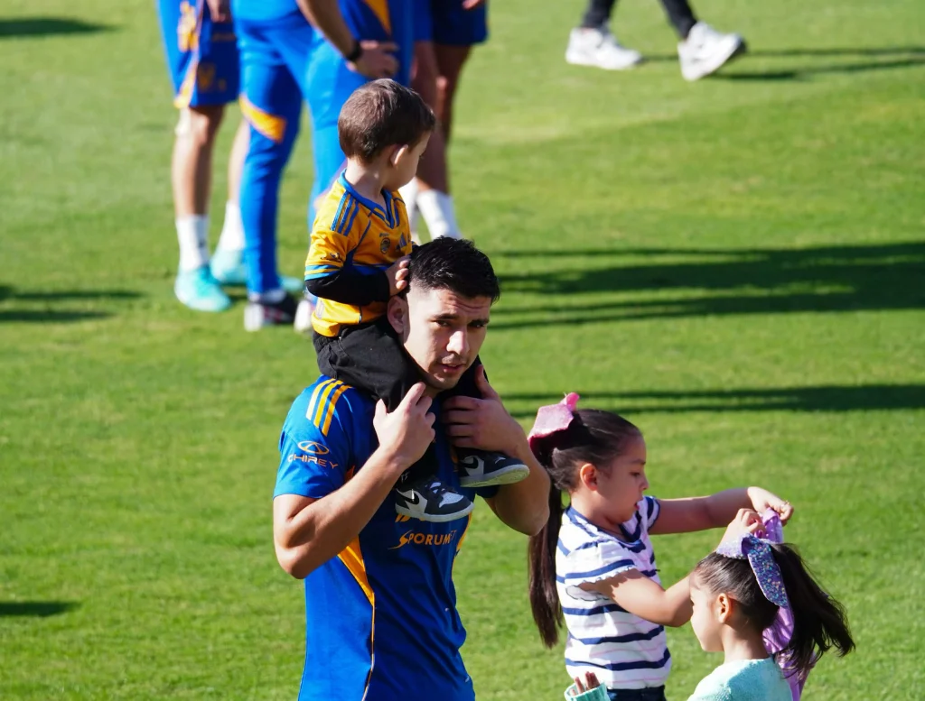 Asisten más de 30 mil a entrenamiento de Tigres previo a final 4 598843518 1397217078615916 7875470677123711913 n
