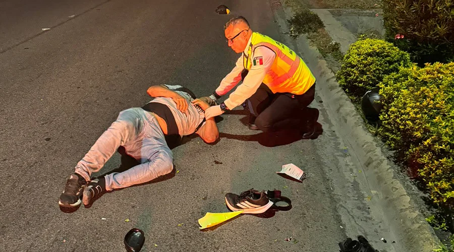 Oficial de Tránsito de Monterrey auxilia a motociclista lesionado; ambulancia no llega 1 600447808 1752735102349674 6603269695163145650 n