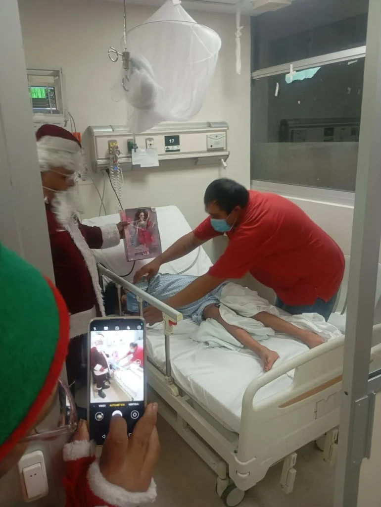 Santa Claus de Reynosa entrega juguetes a niños hospitalizados 1 601644944 844660288339258 8020765041691380278 n