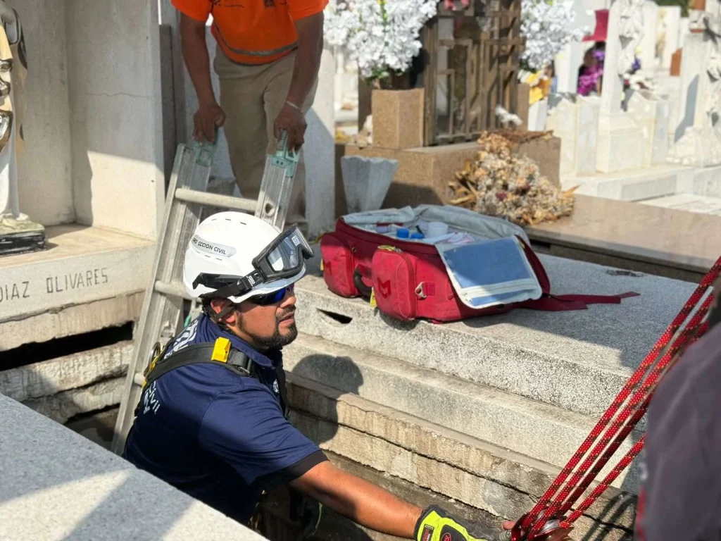 Cae abuelito en tumba mientras la limpiaba en Monterrey 1 604475215 1488951455532168 2558349747830927105 n