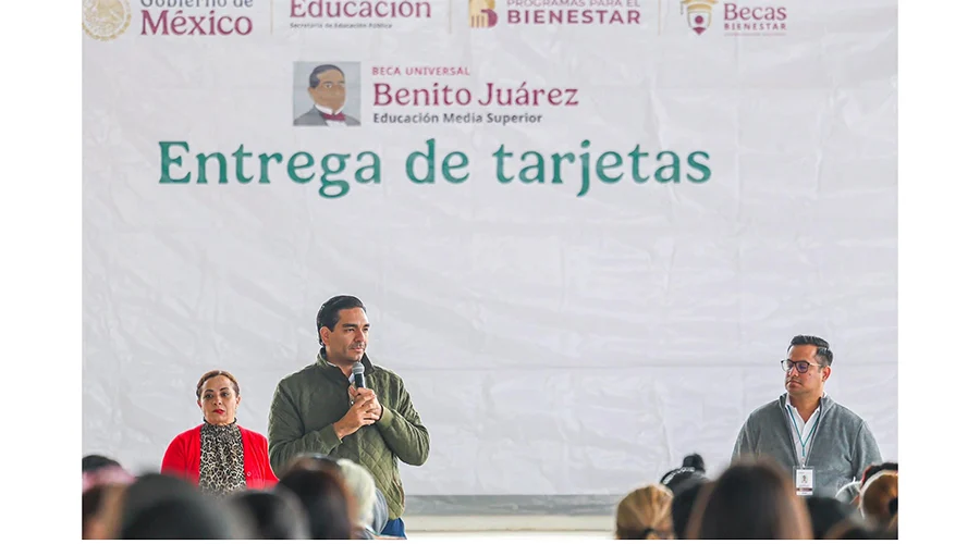 Entrega alcalde Carlos Peña Ortiz, Becas Benito Juárez en el CBTIS 302 1 BECAAS 33