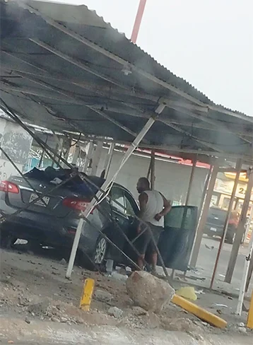 Chocan y abandonan vehículo en tianguis de Puertas del Sol 1 CHOQUE 22