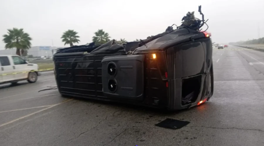 Camión de personal de KIA se vuelca tras chocar contra tráiler en Pesquería