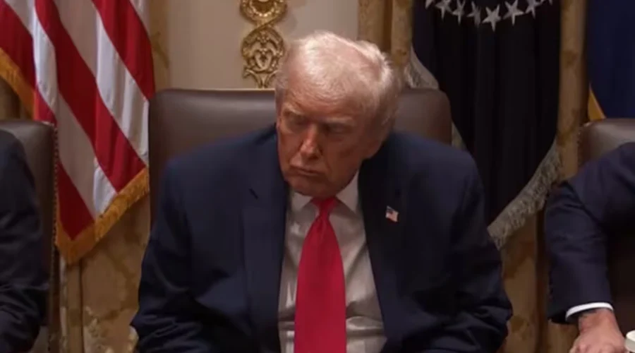 Captan al presidente Trump ‘cabeceando’ en reunión
