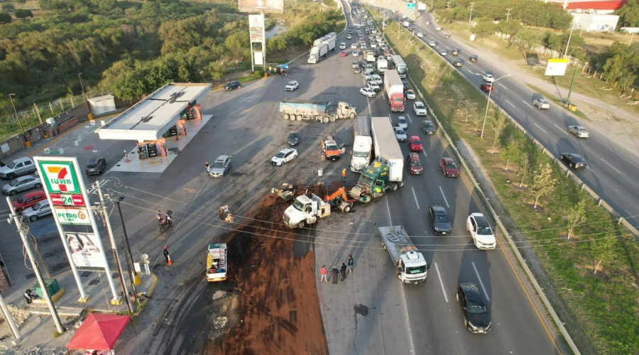 Choque de trailers provoca caos vial en Guadalupe