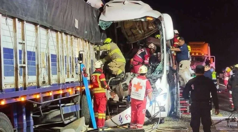 Choque múltiple en carretera Zaragoza–Victoria